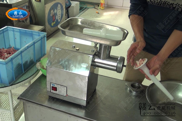 灌腸筒內(nèi)塞肉片