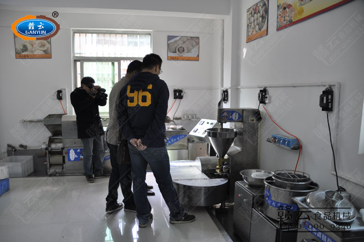 肉丸成型機和自動煮丸水槽對魚漿進行定型和熟化