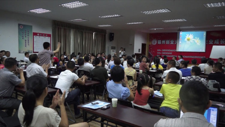 張繼云應邀上臺分享,學員紛紛鼓掌歡迎