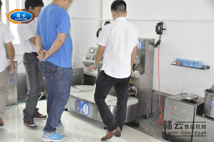 客戶一旁觀察水槽內定型的肉丸